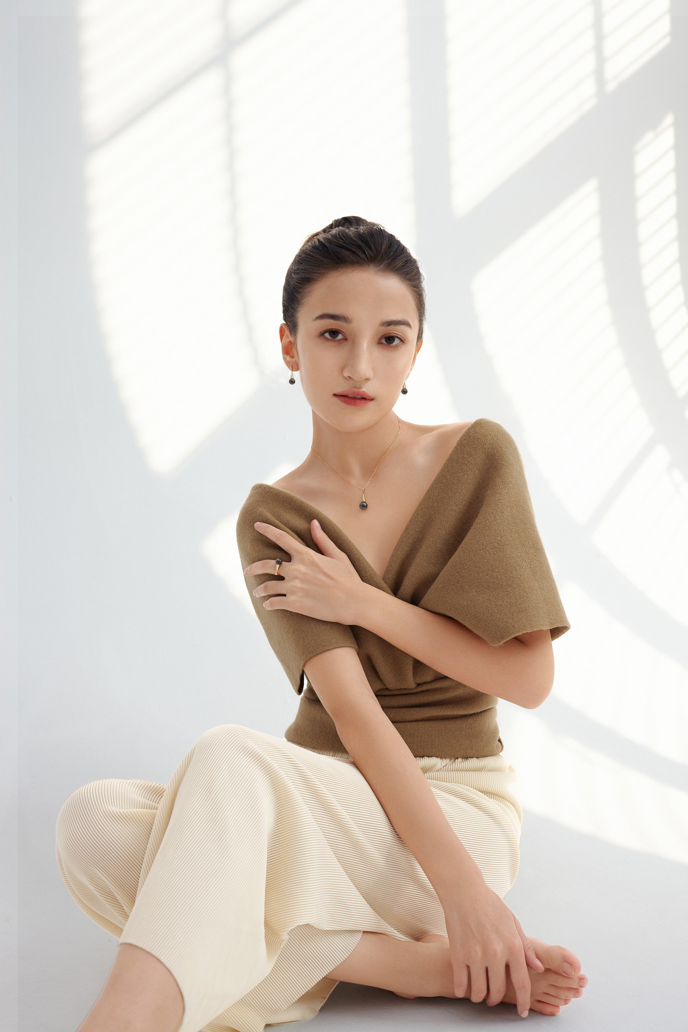 Black Tahitian Pearl Stud Earrings - 18K Solid Gold - YIN Fine Jewelry - Chinese Modern Gold Jewelry