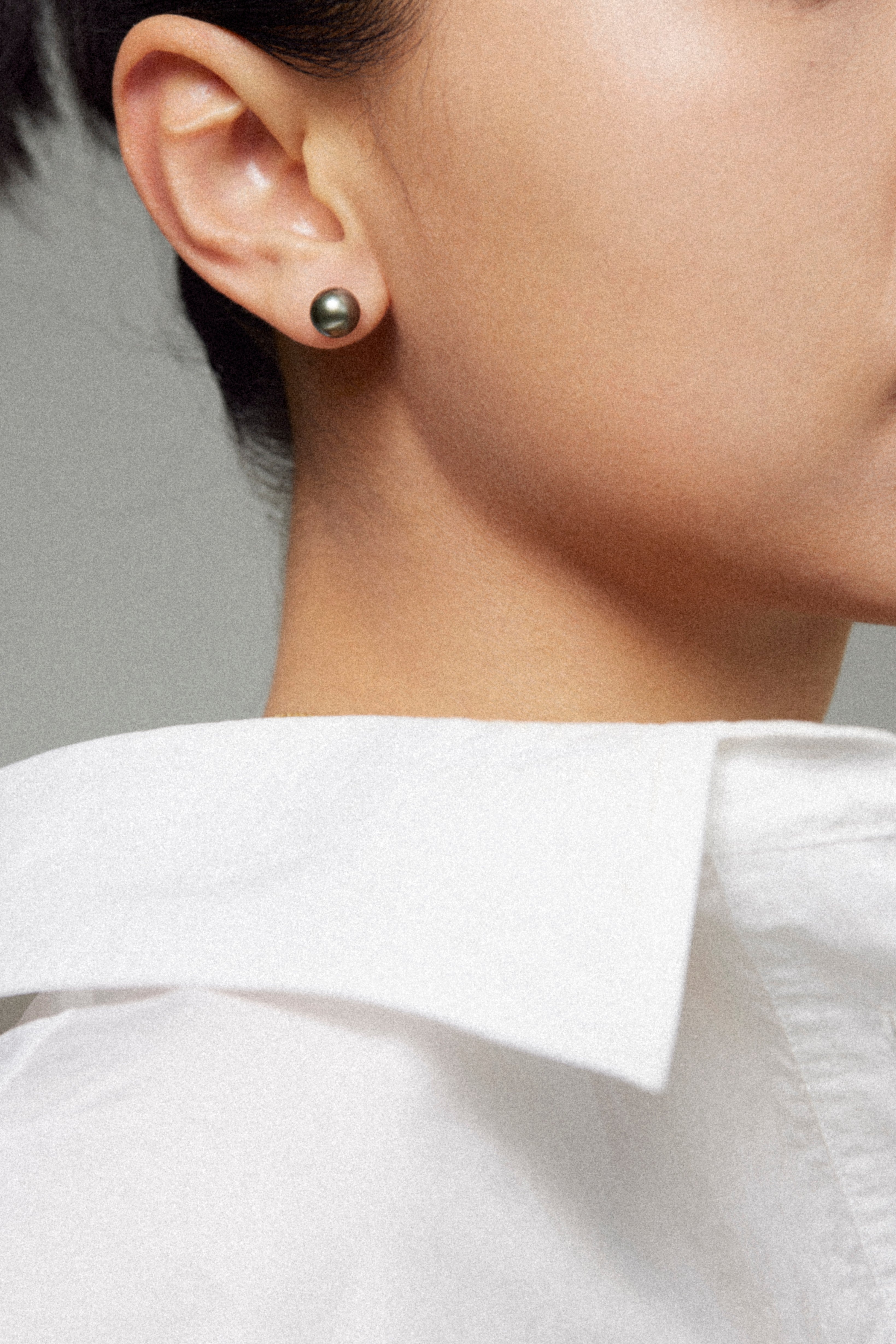 Black Tahitian Pearl Stud Earrings - 18K Solid Gold - YIN Fine Jewelry - Chinese Modern Gold Jewelry