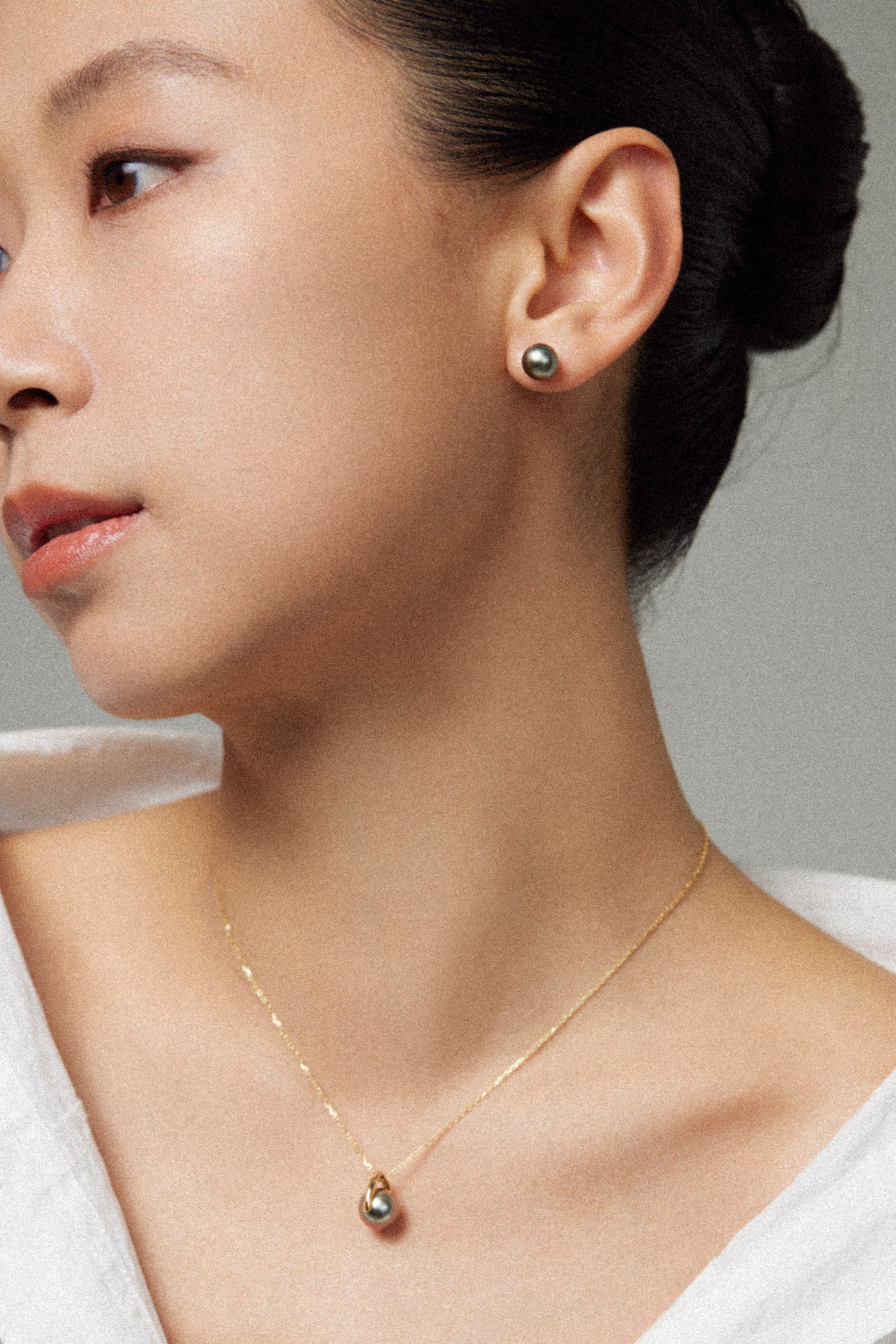 Black Tahitian Pearl Stud Earrings - 18K Solid Gold - YIN Fine Jewelry - Chinese Modern Gold Jewelry