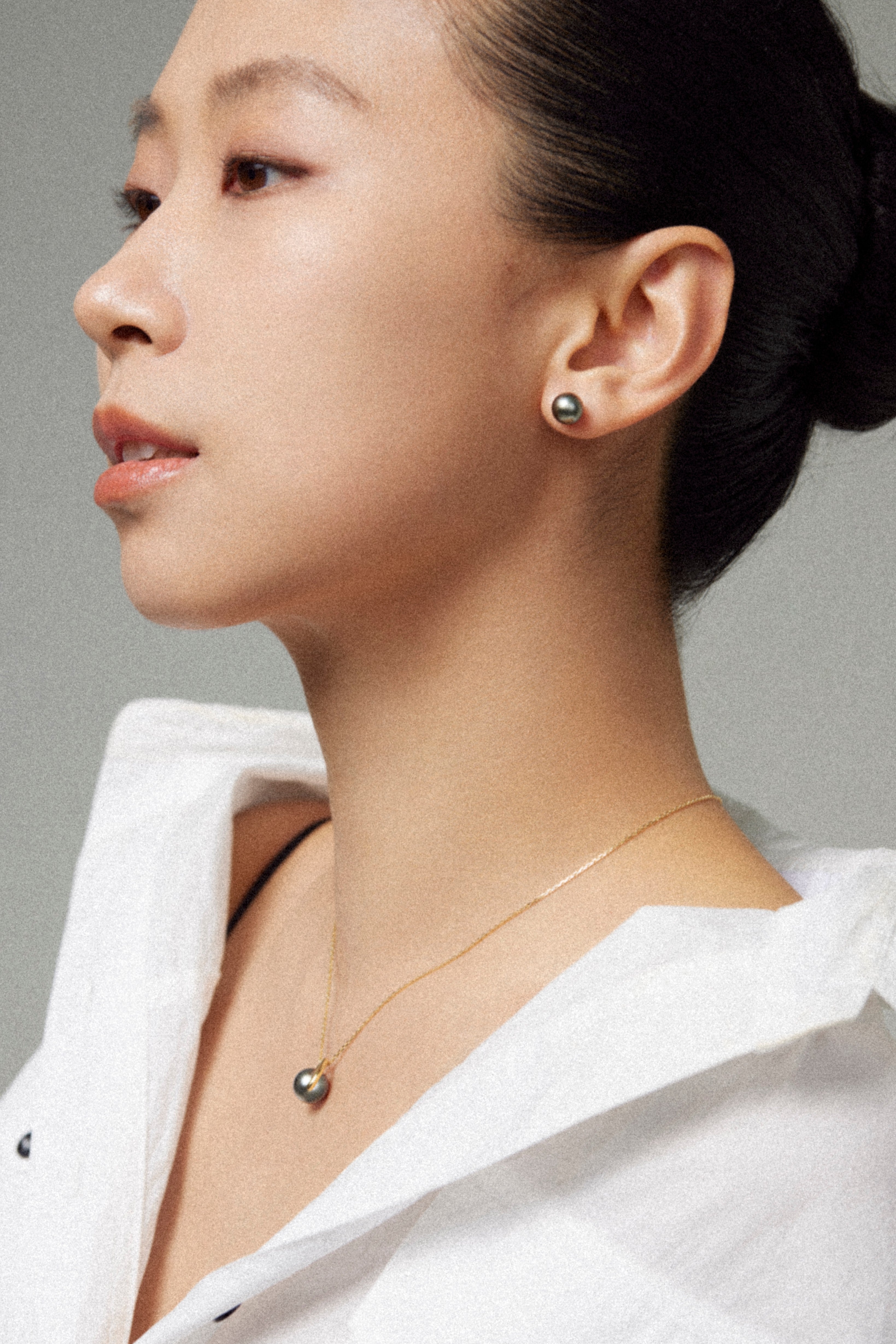 Black Tahitian Pearl Stud Earrings - 18K Solid Gold - YIN Fine Jewelry - Chinese Modern Gold Jewelry