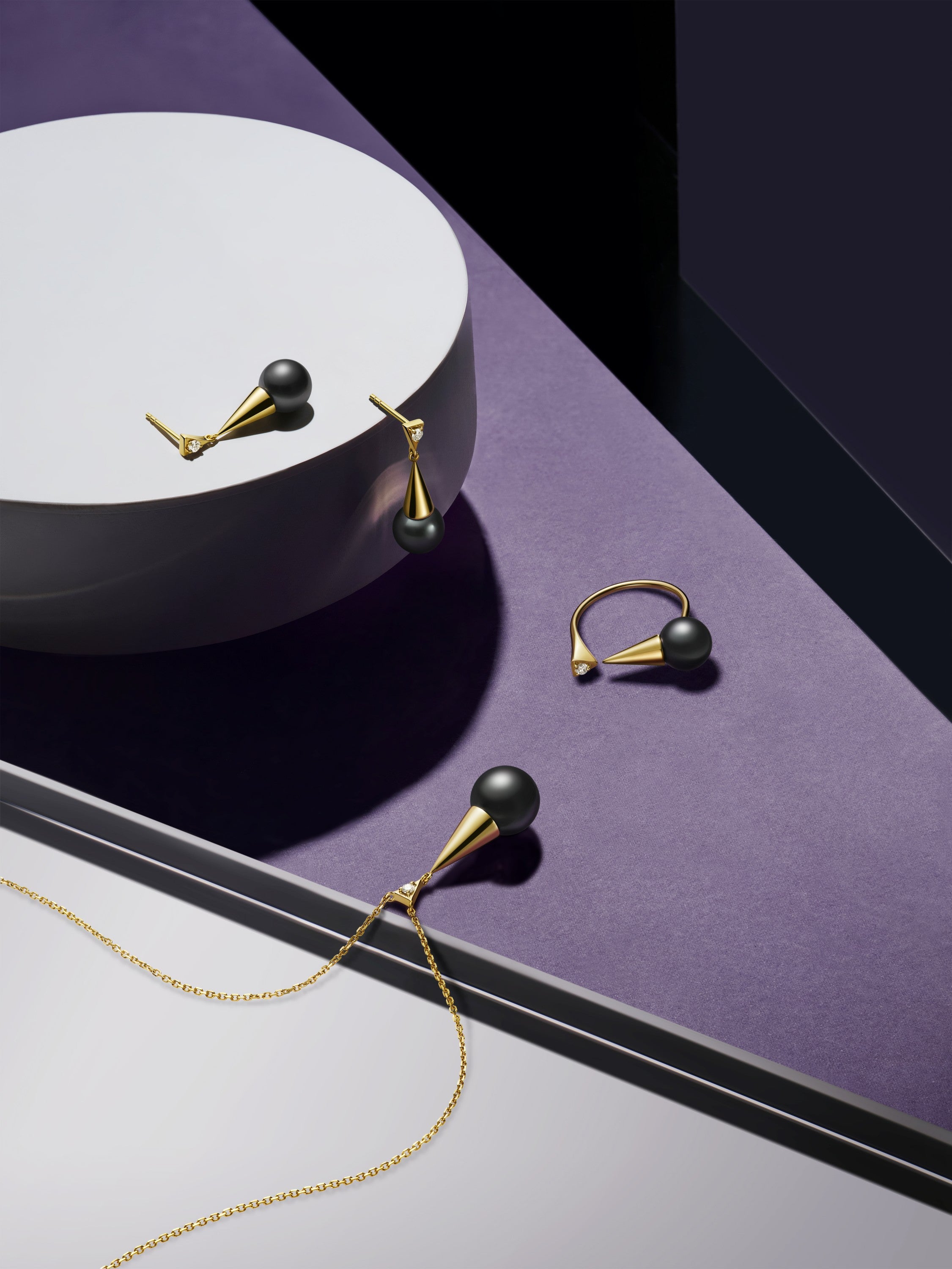 Black Tahitian Pearl Stud Earrings - 18K Solid Gold - YIN Fine Jewelry - Chinese Modern Gold Jewelry