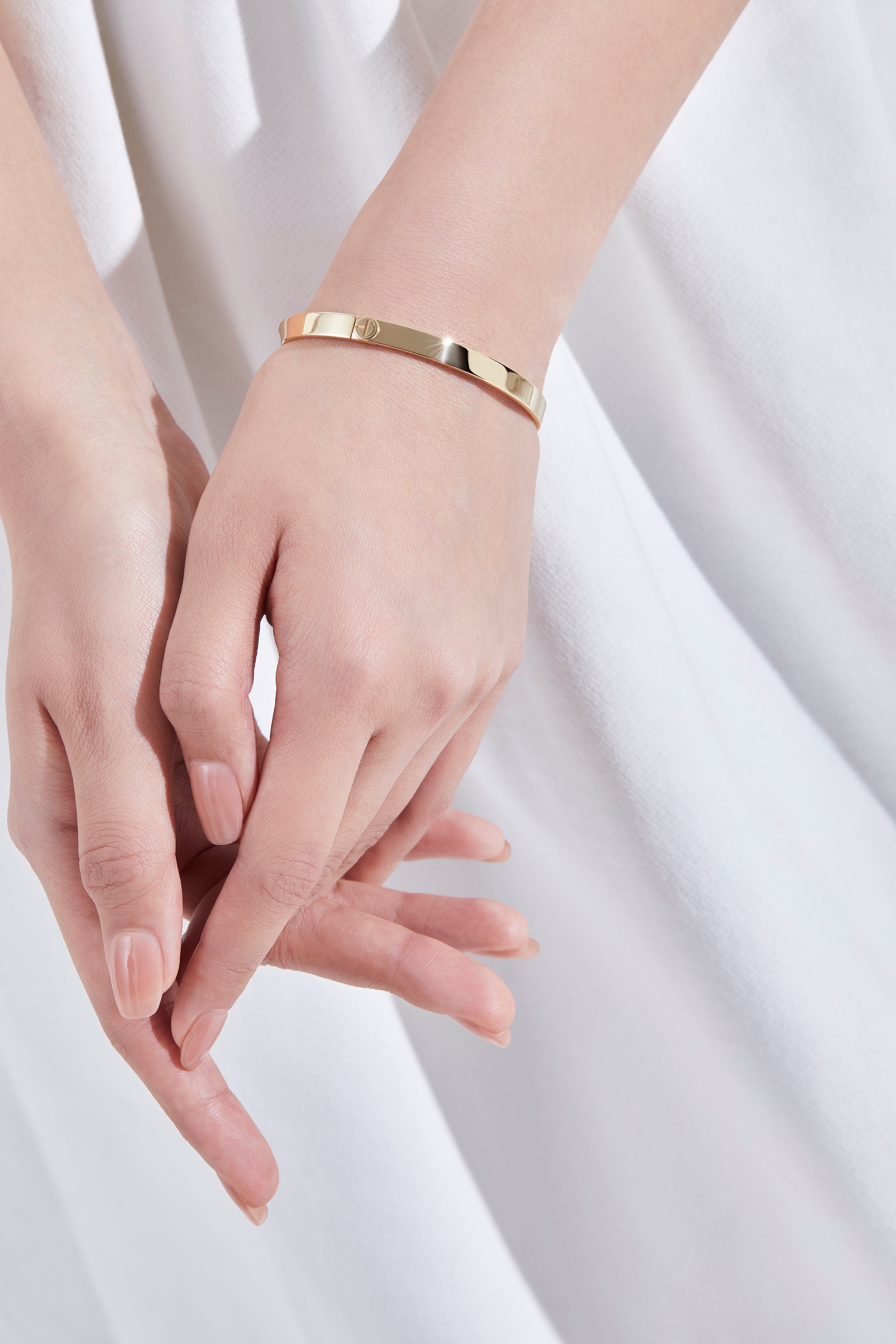 The Möbius Hinged Bangle - 18K Solid Gold - YIN Fine Jewelry - Chinese Modern Gold Jewelry