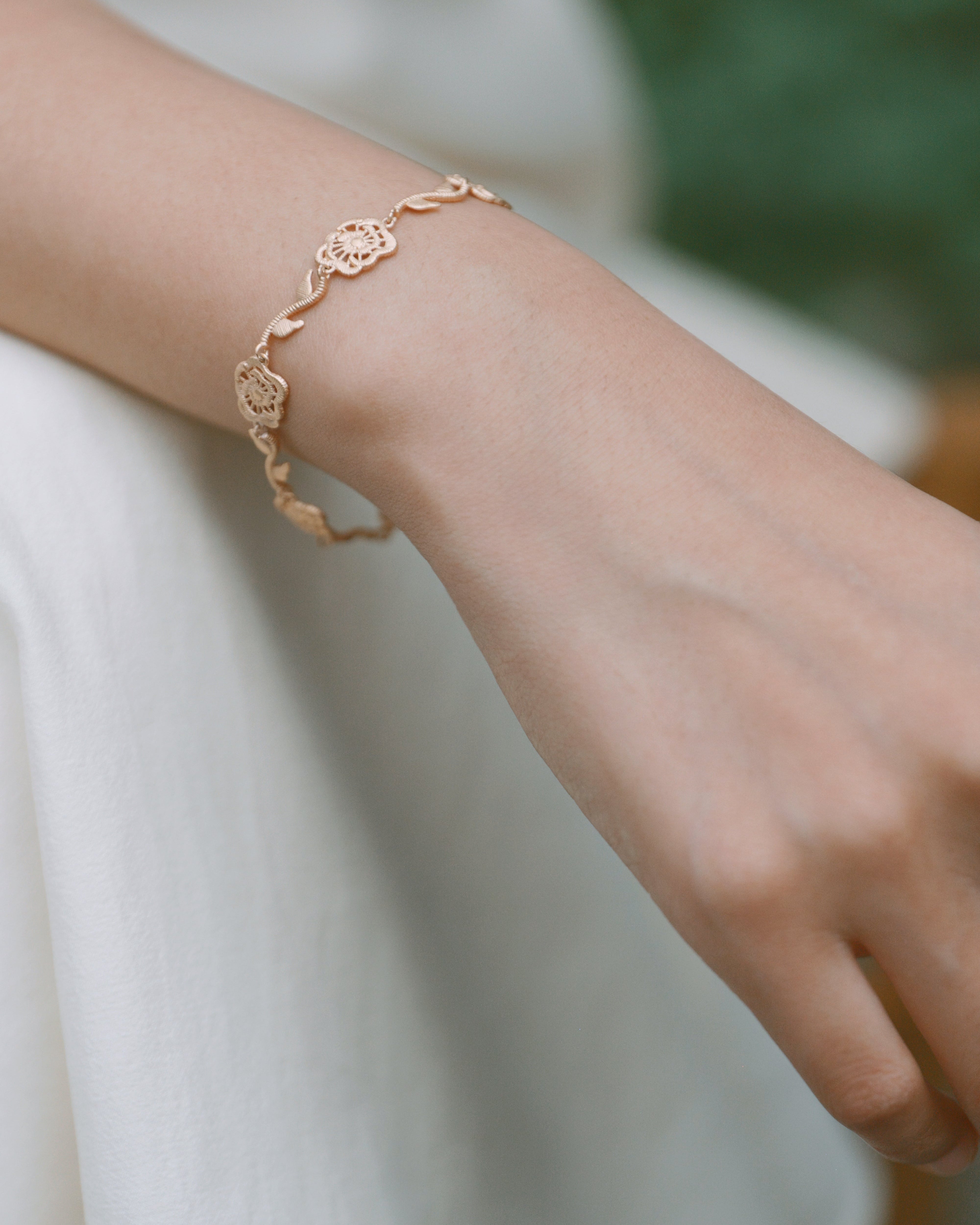 Thorned Rose Bracelet - Champagne Gold
