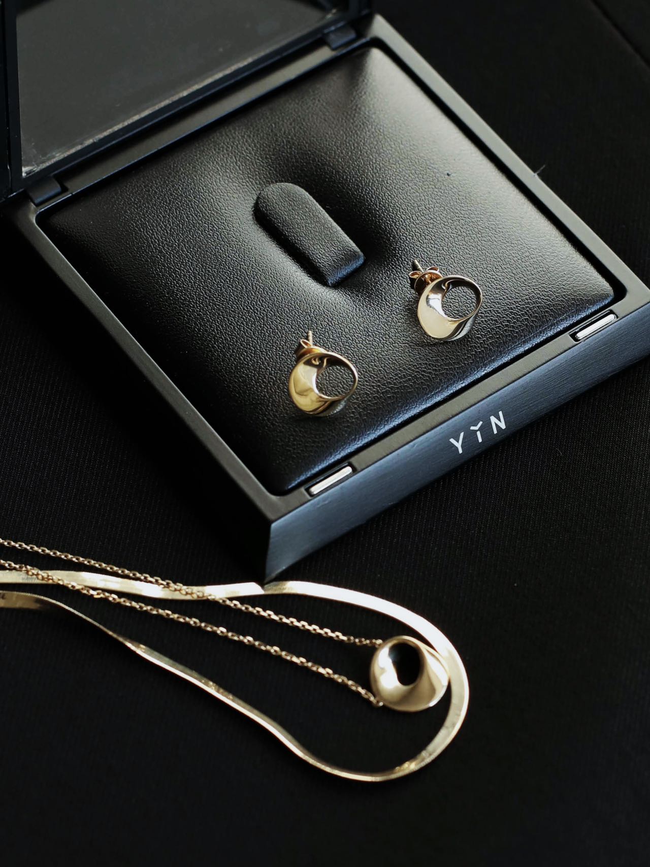 The Möbius Glow Set