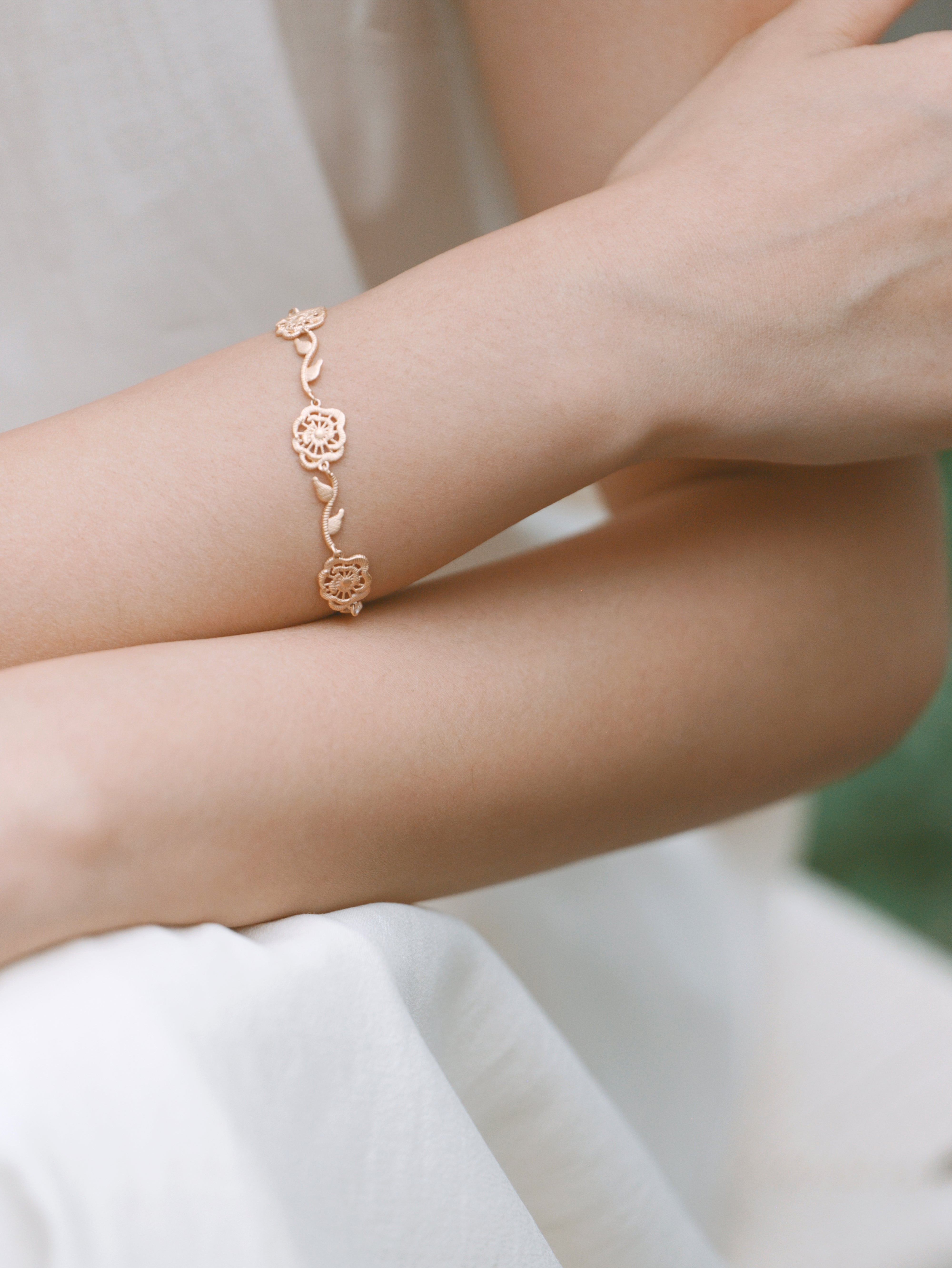 Thorned Rose Bracelet - Champagne Gold
