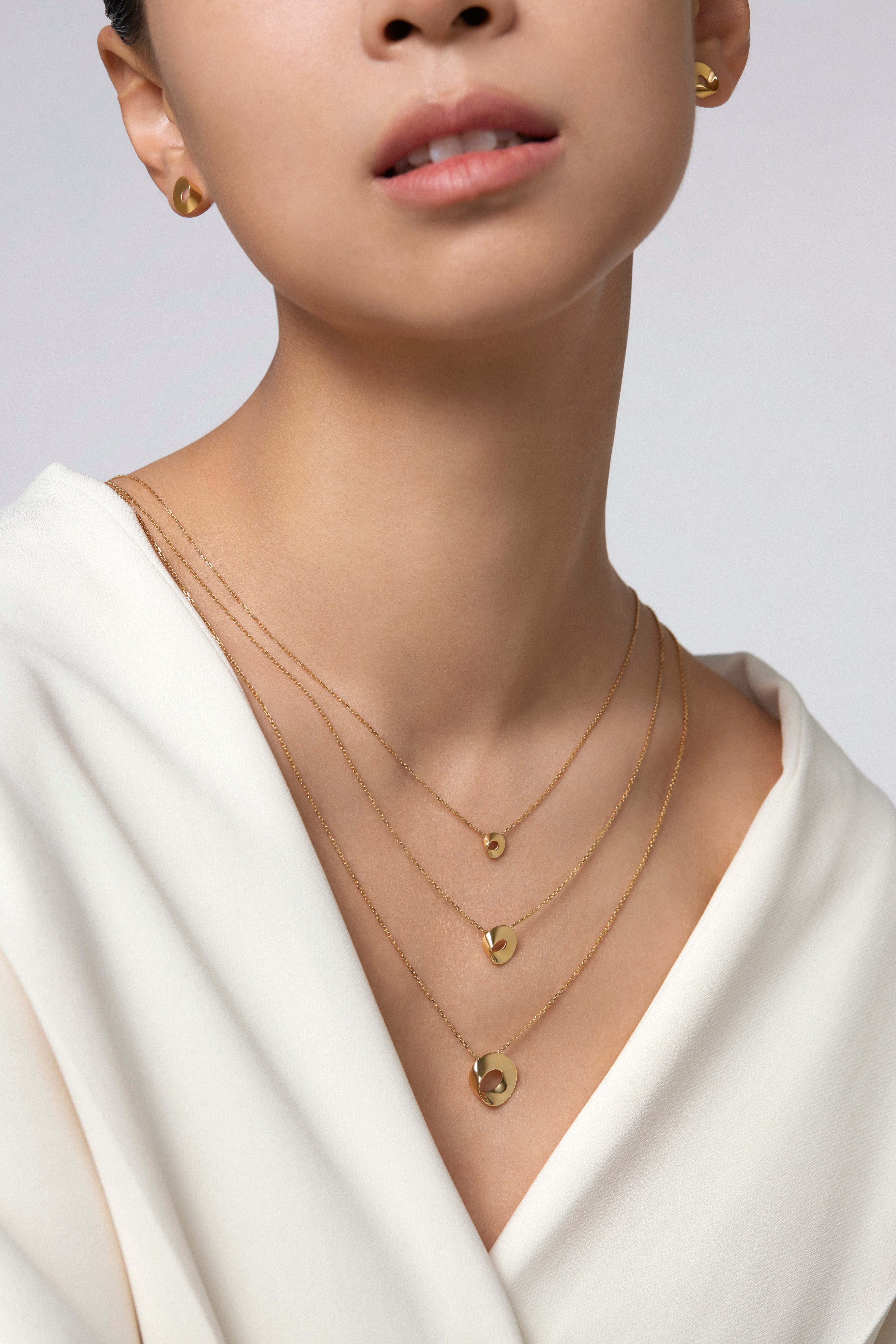 The Möbius Necklace - Small - 18K Solid Gold - YIN Fine Jewelry - Chinese Modern Gold Jewelry