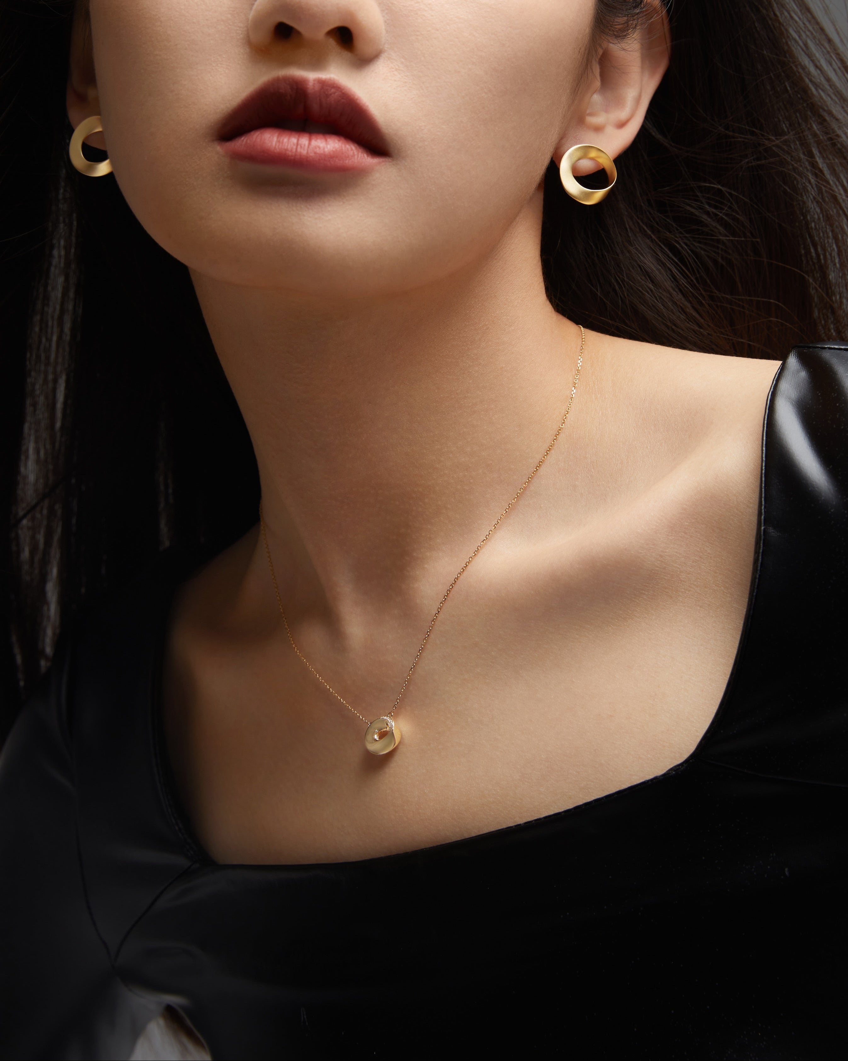 The Mobius Necklace - 18k solid gold-Inspired by the mobius strip-YIN Fine Jewelry-Chinese Modern Gold Jewelry