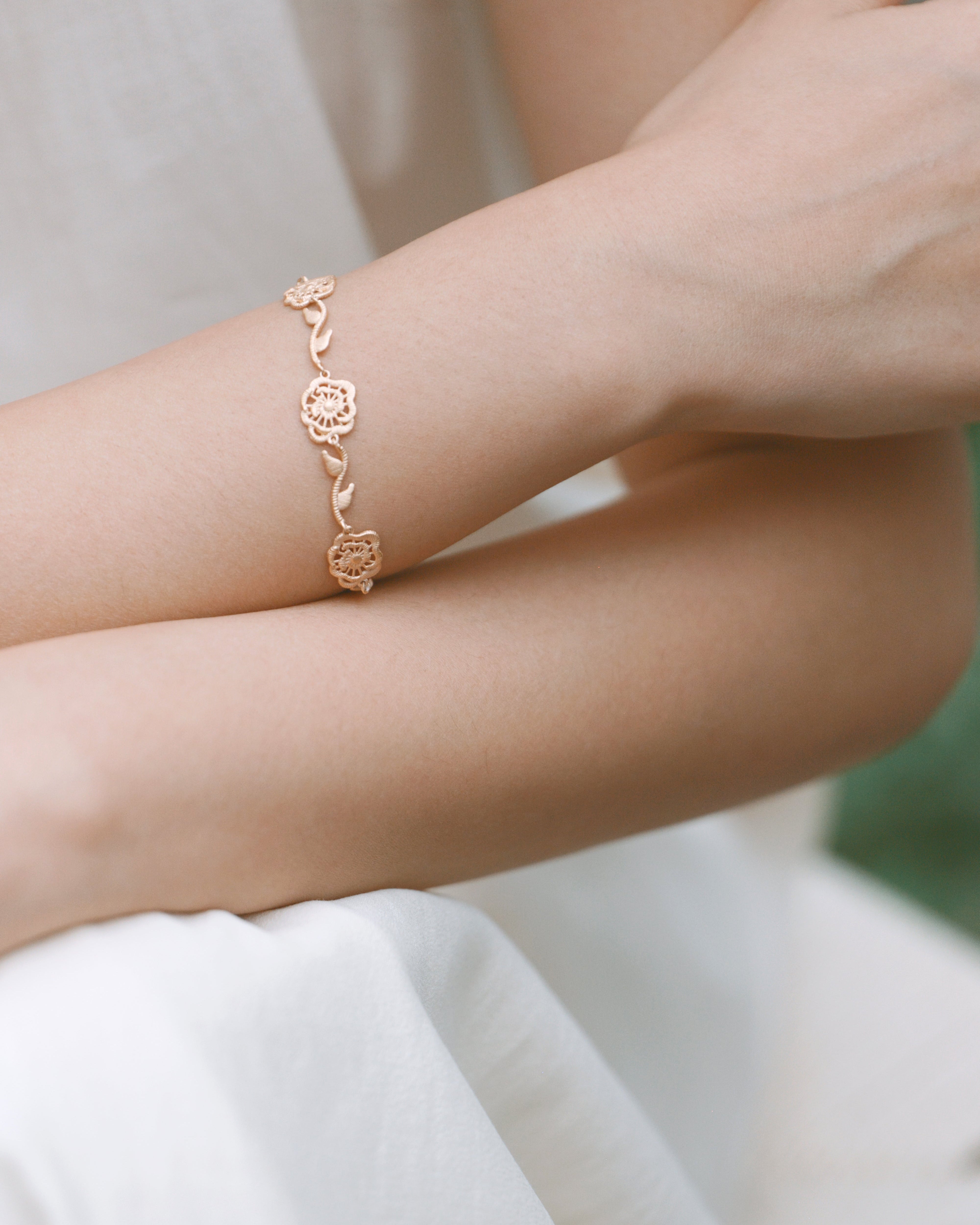 Thorned Rose Bracelet - Champagne Gold