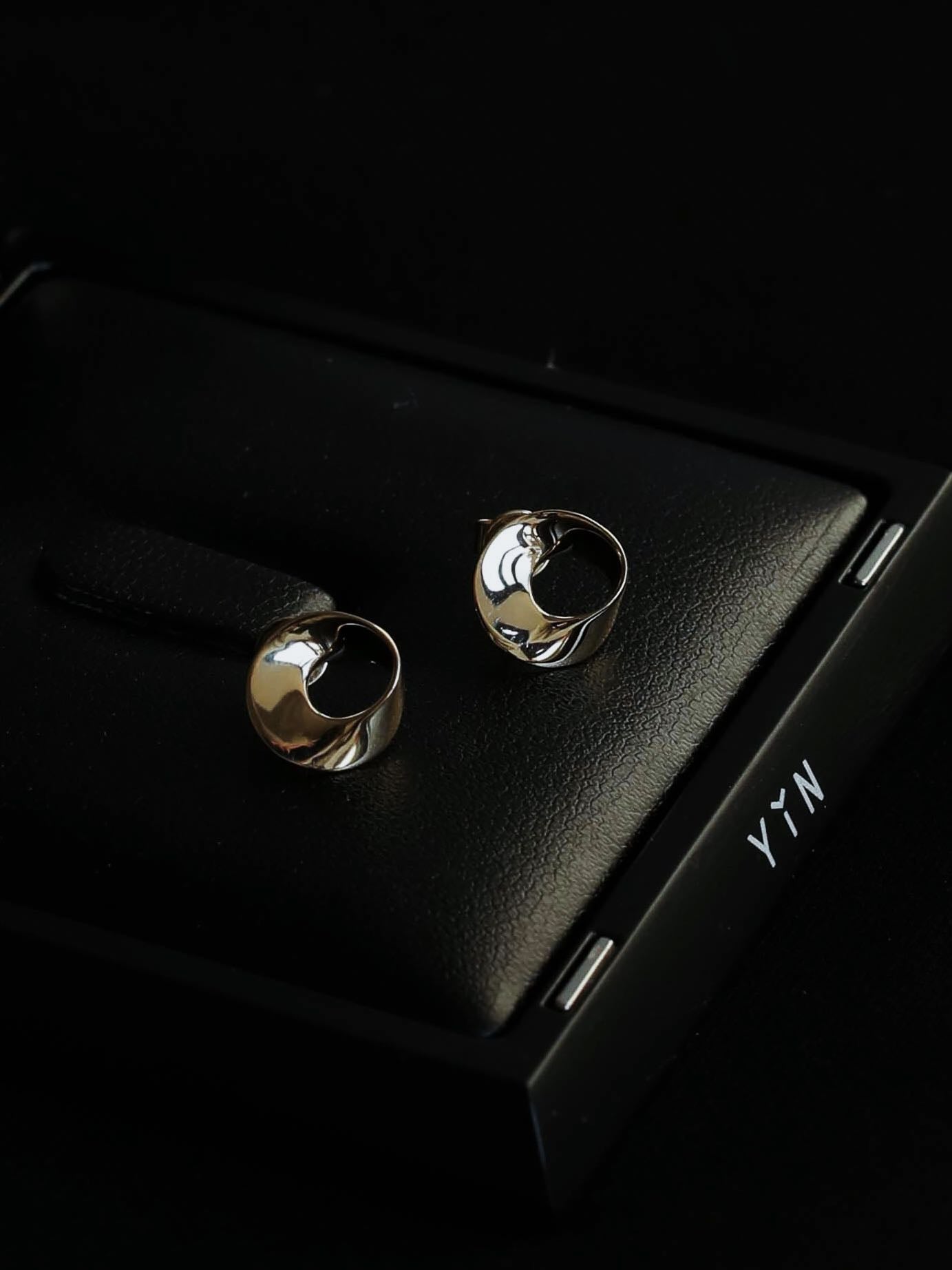 The Möbius Glow Set