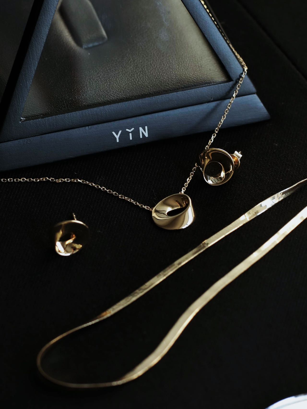 The Möbius Glow Set